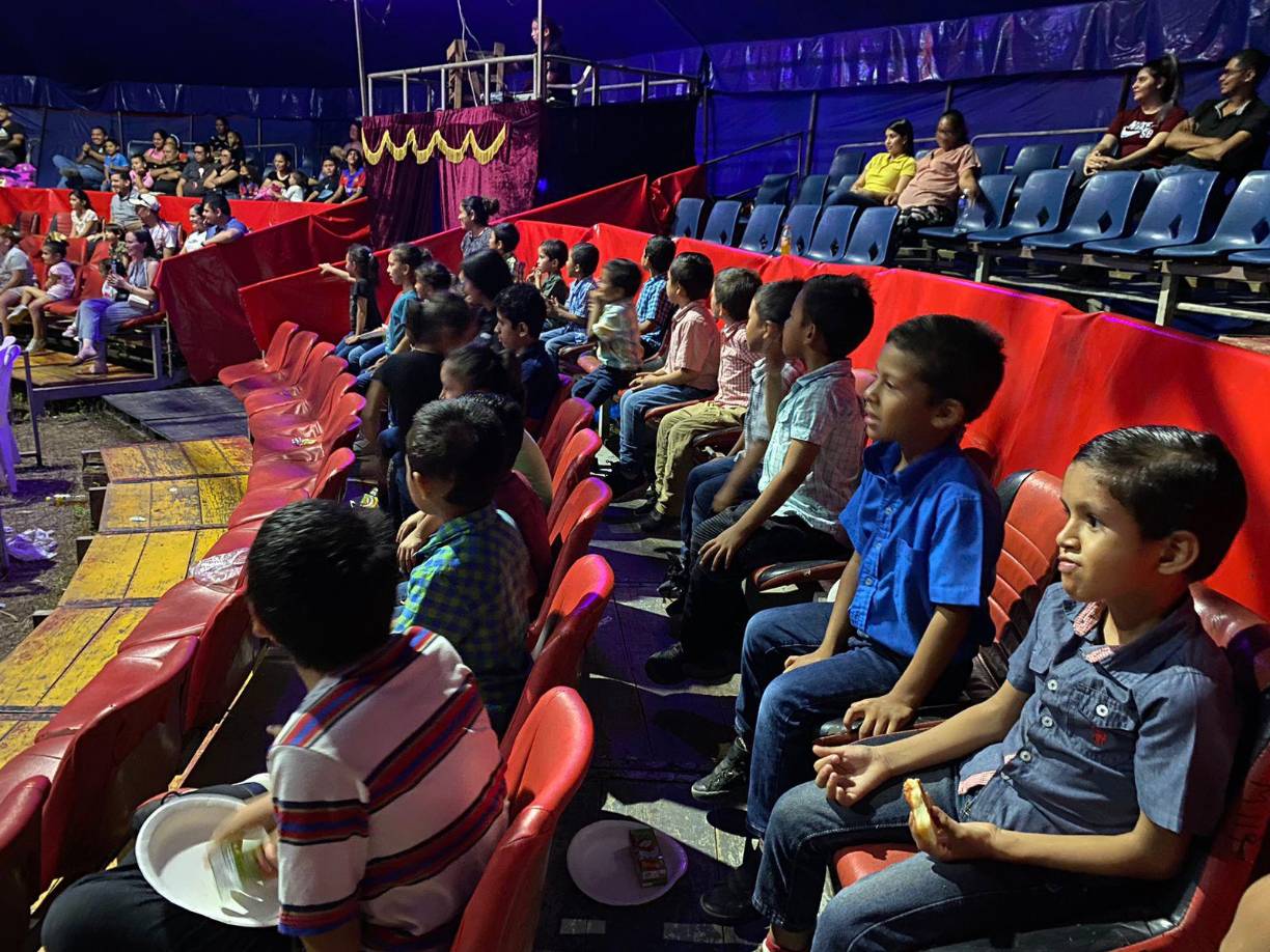Los niños de hogares Emmanuel y Corazón de la Misericordia disfrutando de la función del Circo Mundial.