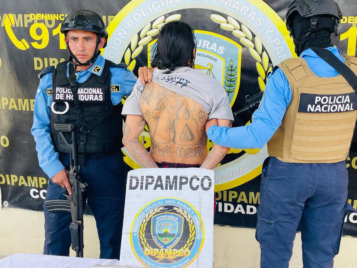 Según investigaciones, Izaguirre Cortés posee un extenso historial delictivo y ha sido procesado en 19 ocasiones por diversos delitos, incluyendo extorsión, homicidio, portación ilegal de armas y tráfico de drogas.