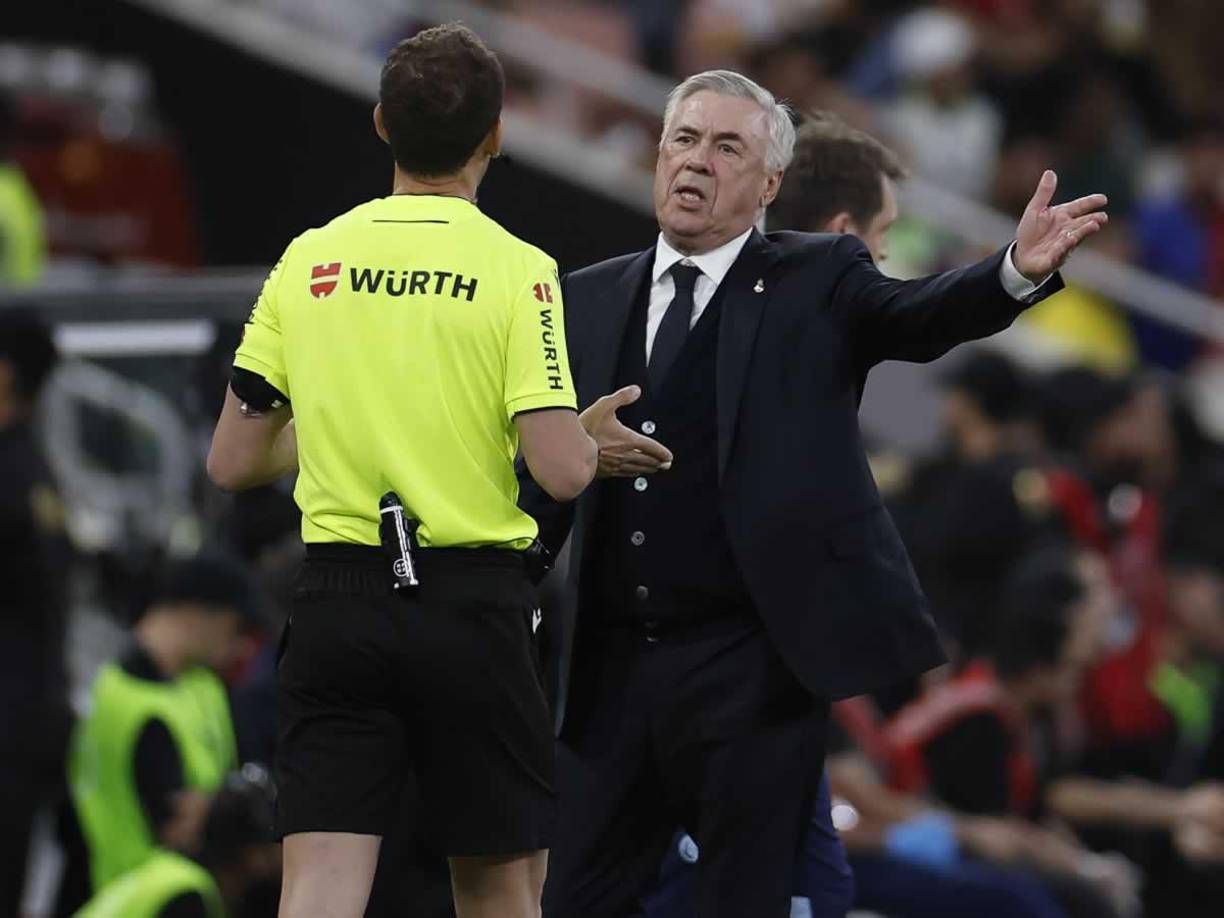 El enfado de Carlo Ancelotti al reclamarle a los árbitros en la final de la Supercopa de España.