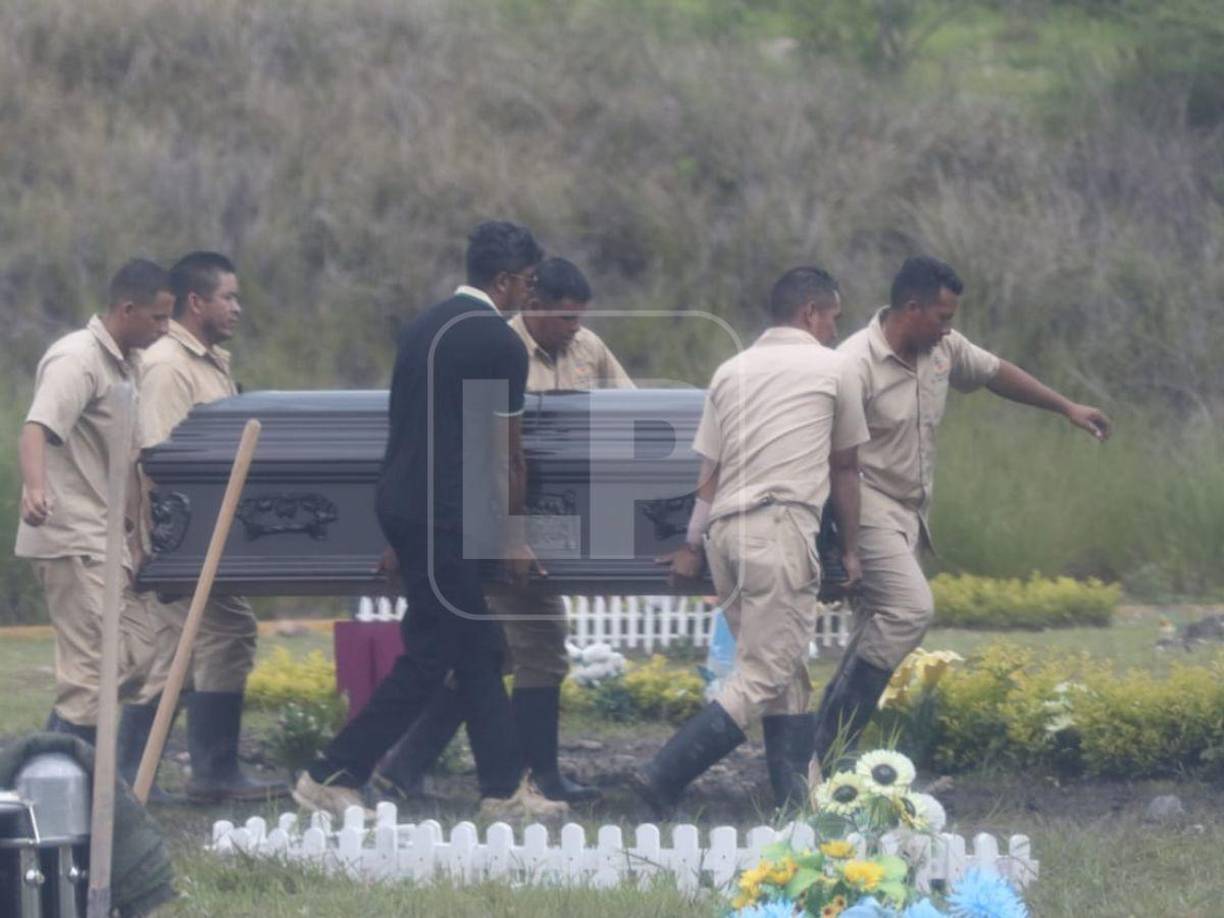 Según se muestra en el video de la cámara de seguridad del lugar, un hombre desconocido llegó a su lugar de trabajo y sin mediar palabras comenzó a dispararle hasta quitarle la vida.