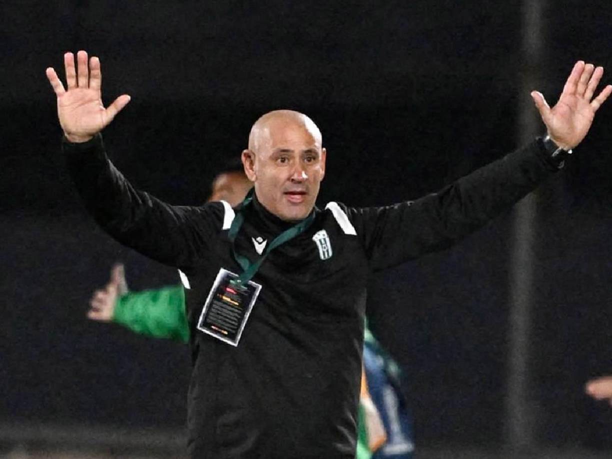 Santiago Wanderers (Chile), Guabirá (Bolivia), Plaza Colonia (Uruguay), Cerro Largo (Uruguay), Racing Montevideo (Uruguay) y Montevideo (Uruguay) son las experiencias que ha tenido el técnico charrúa.