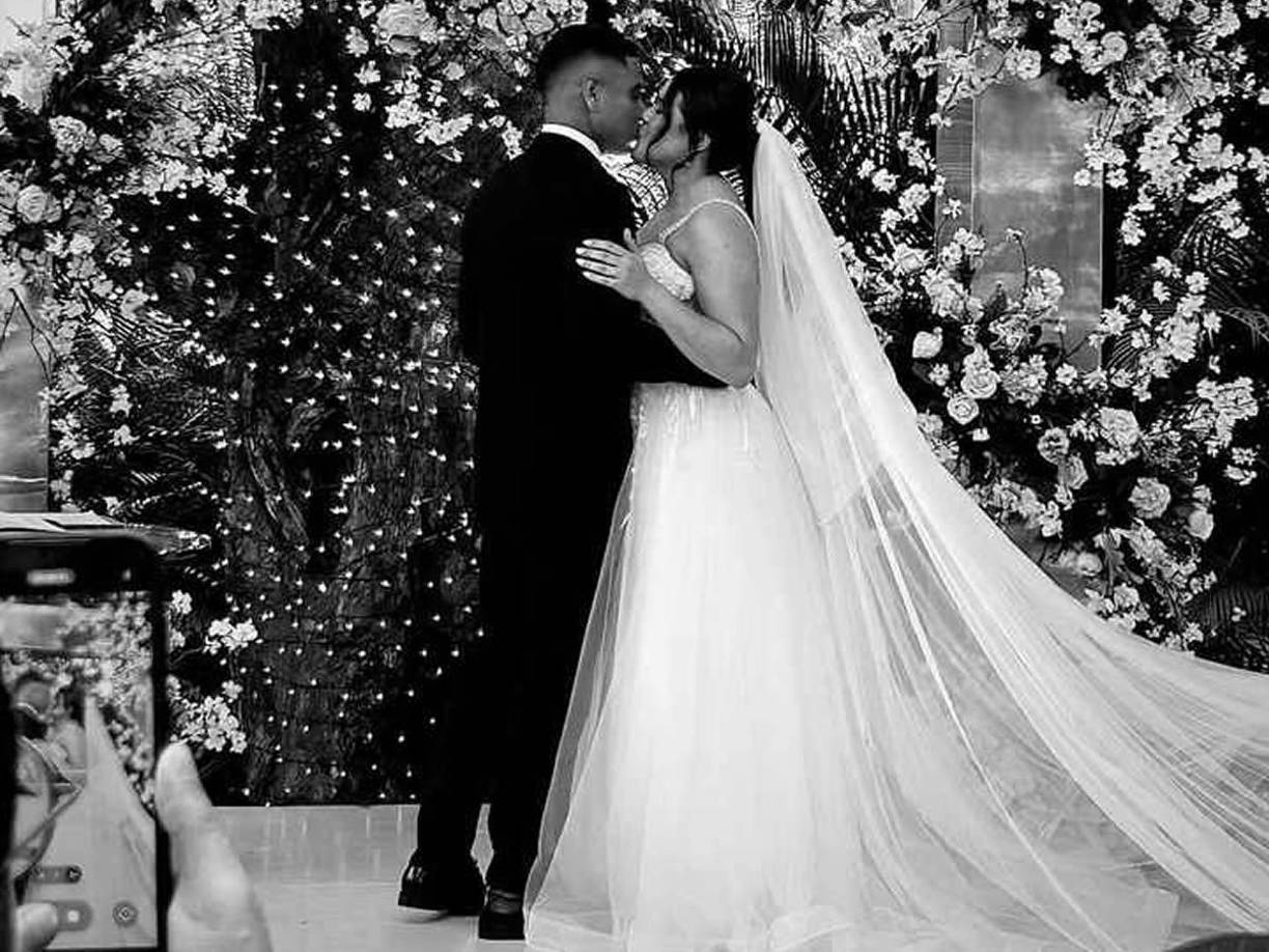 El tierno beso entre Carlos Pineda y Daniela Hernández que unió los lazos para siempre.