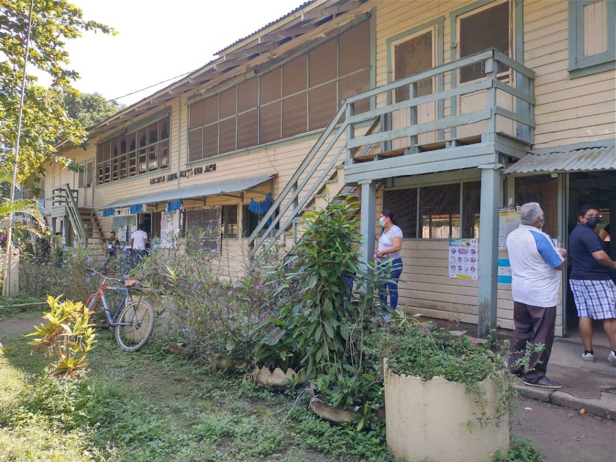 Votantes hacen fila en la Escuela San Juan, ubicada en el excampo bananero de La Lima, San Juan Viejo. 