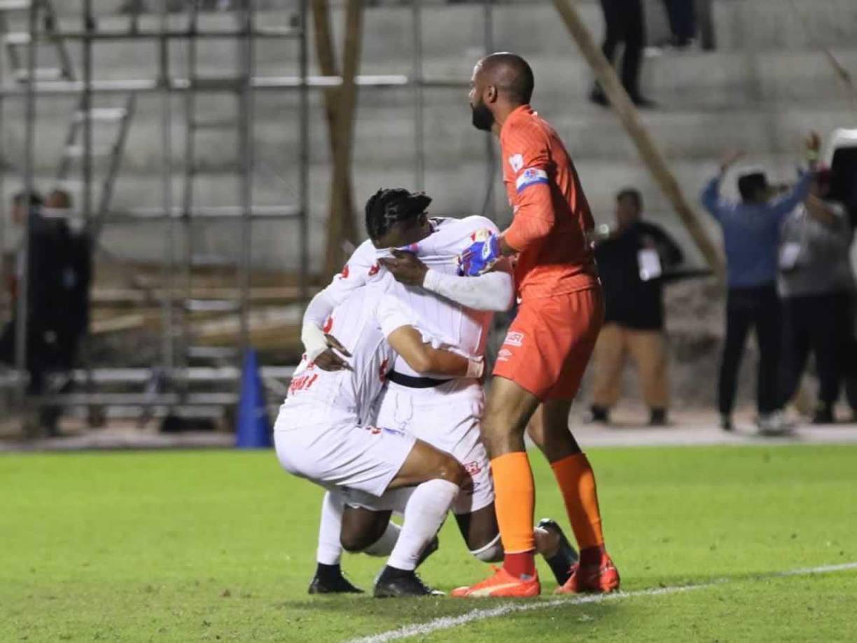 Carlos ‘Mango‘ Sánchez y Edrick Menjívar trataron de animar a José García.