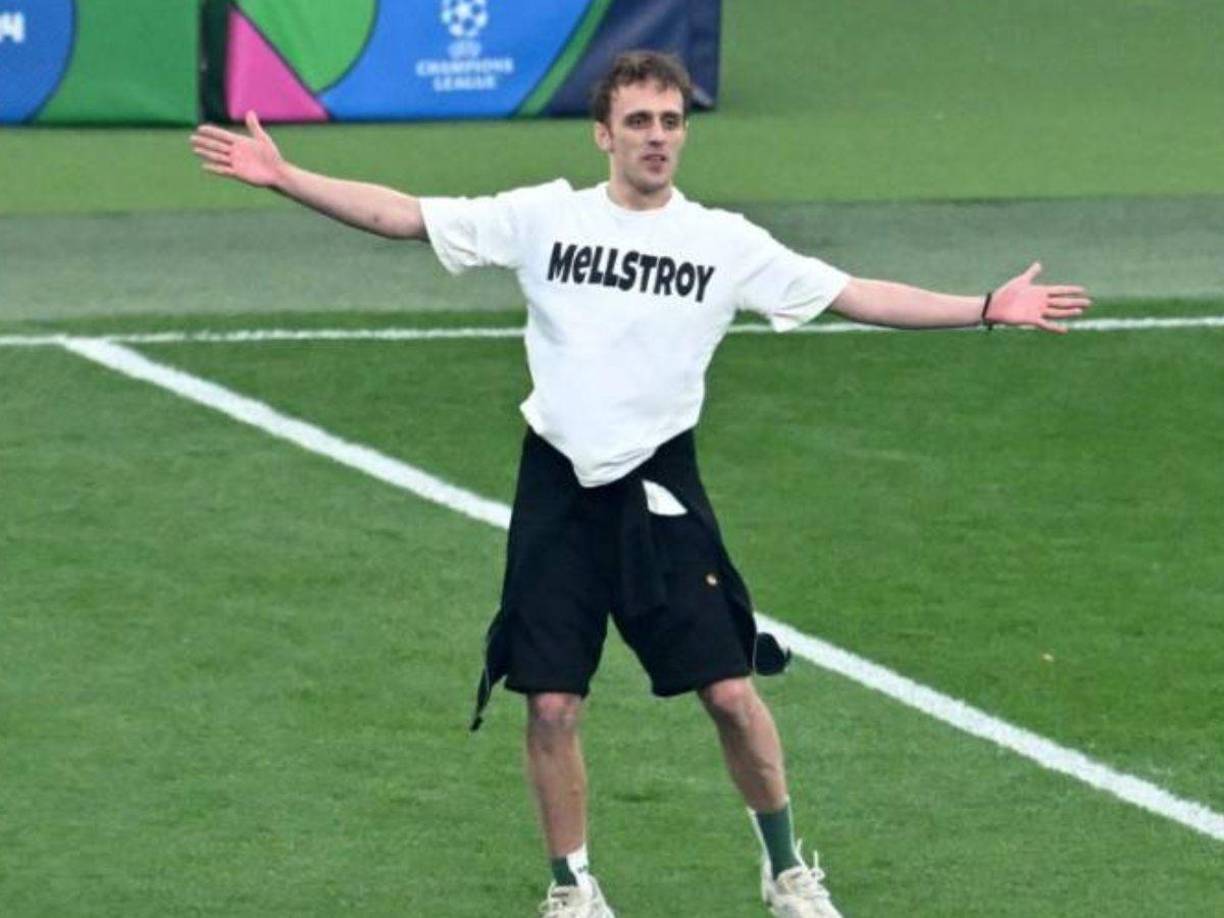 Uno de ellos emuló el típico festejo de Cristiano Ronaldo, yendo hacia un lugar, saltando y dándose vuelta, lo que generó la incrédula mirada de los espectadores.