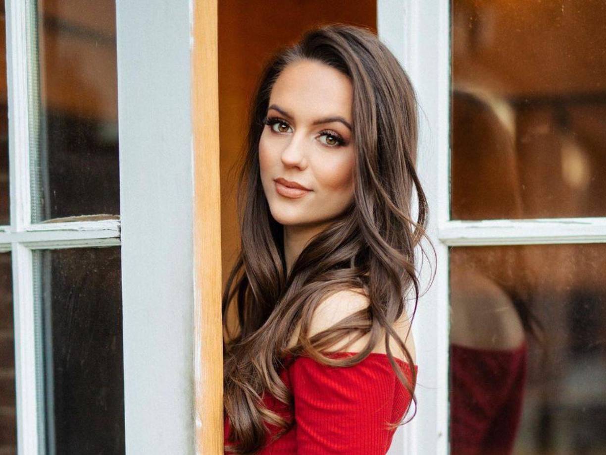 Además, se ha involucrado en los esfuerzos comerciales de Belichick, apoyando sus proyectos y negocios.