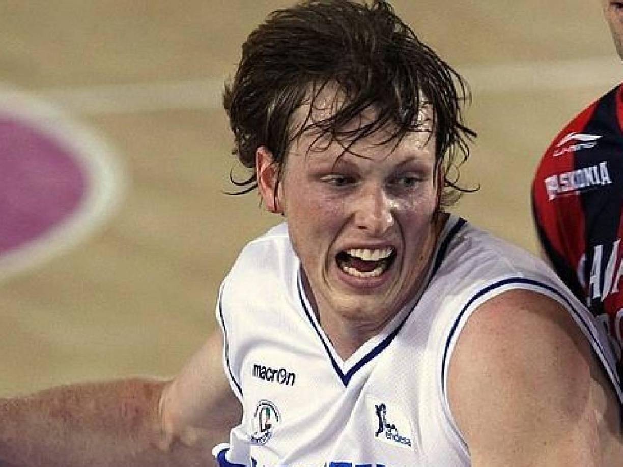 Kyle Singler fue seleccionado con el número 3 del Draft de la NBA en 2011 tras ser un estrella en la Universidad de Duke (NCAA) y su primera etapa como profesional fue en el Lucentum Alicante en 2011, y luego en el Real Madrid (2011-2012).