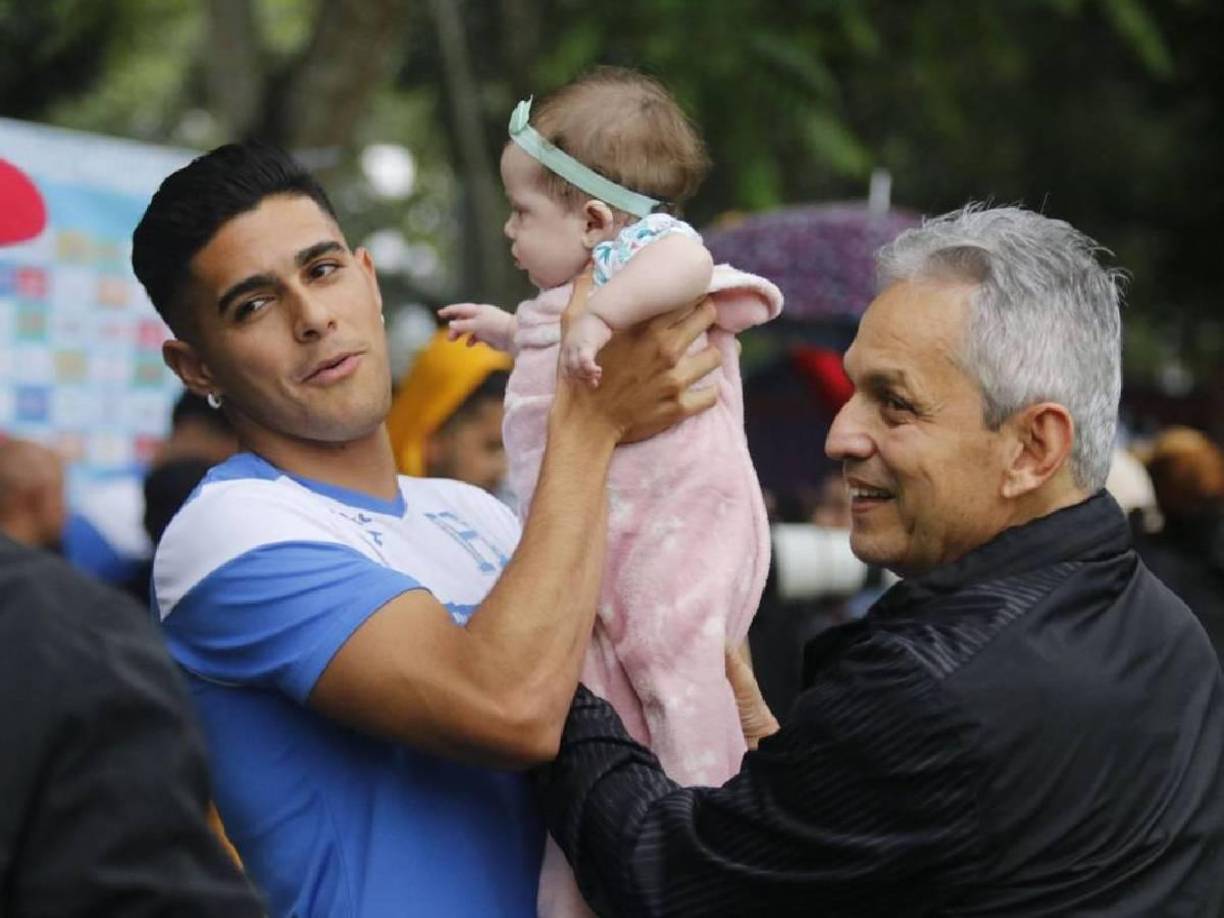 Uno de ellos fue Luis Palma, quien quedó encantando con la presencia de la pequeña. 