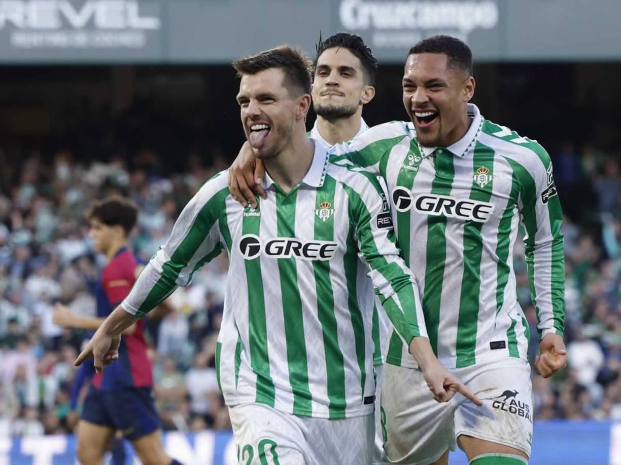 La celebración de Giovani Lo Celso y Vitor Roque tras el gol del empate del Betis.