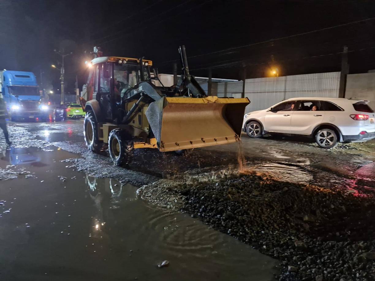 La calle al muelle de cabotaje en La Ceiba, por donde pasa un constante flujo de turistas que viajan en yate a Islas de la Bahía, también está severamente dañada. La alcaldía tiró arena en los hoyos. 