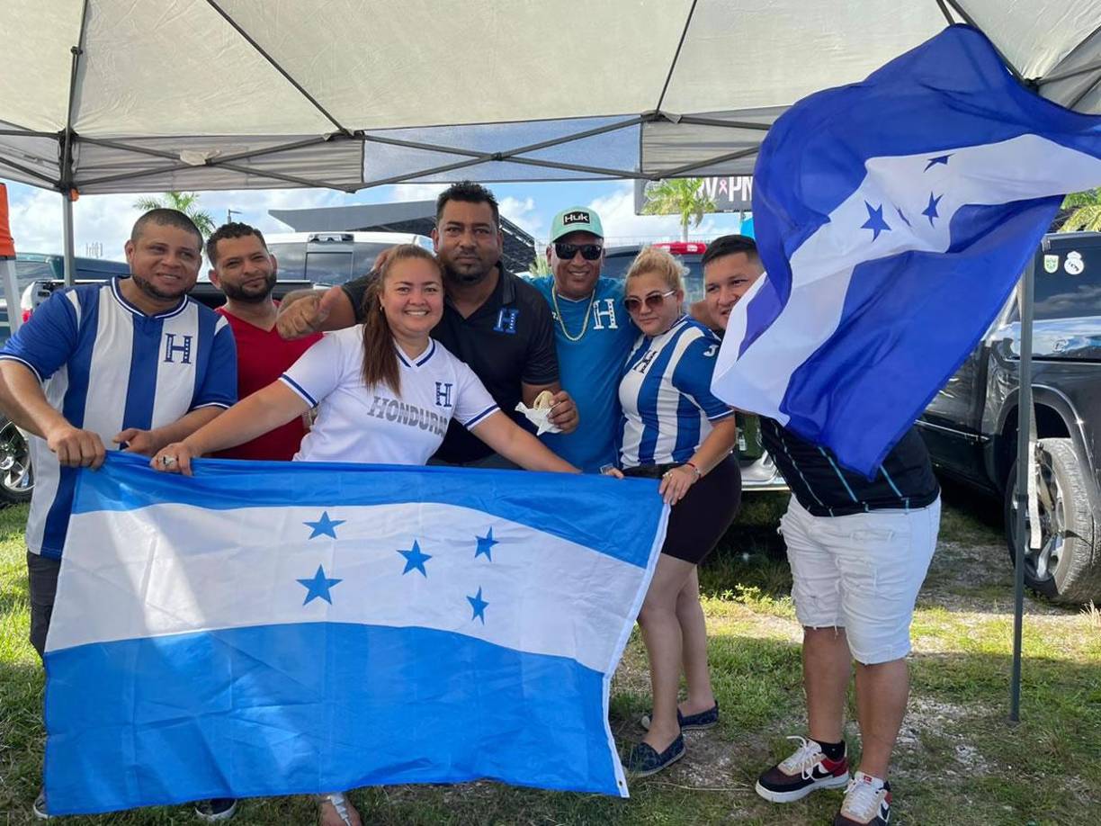 Bellezas, bailes y fiesta catracha: el ambiente en el Honduras-Guatemala en Miami