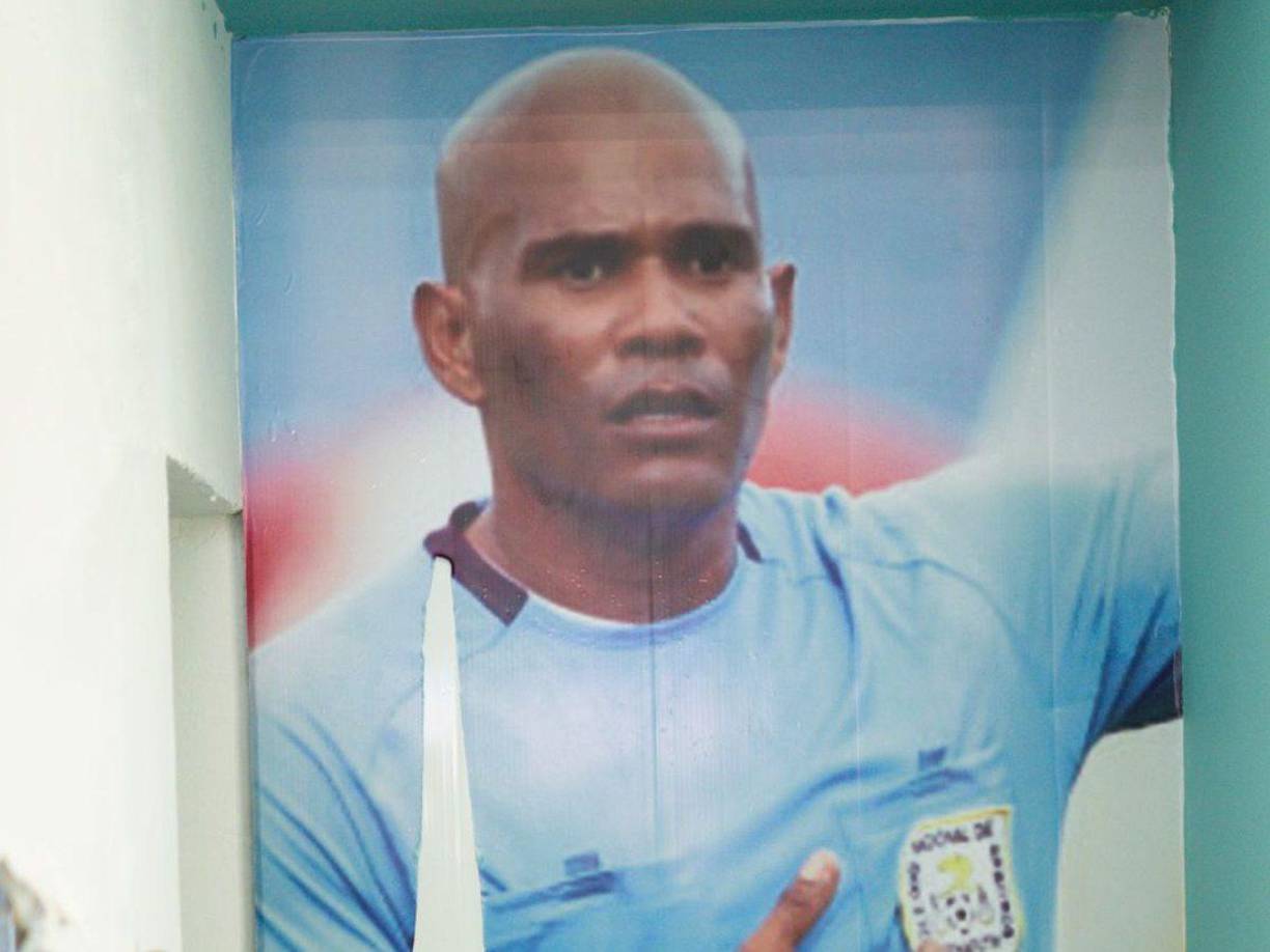 El banner de Mario Moncada fue retirado por orden de Roberto Contreras, alcalde de San Pedro Sula.