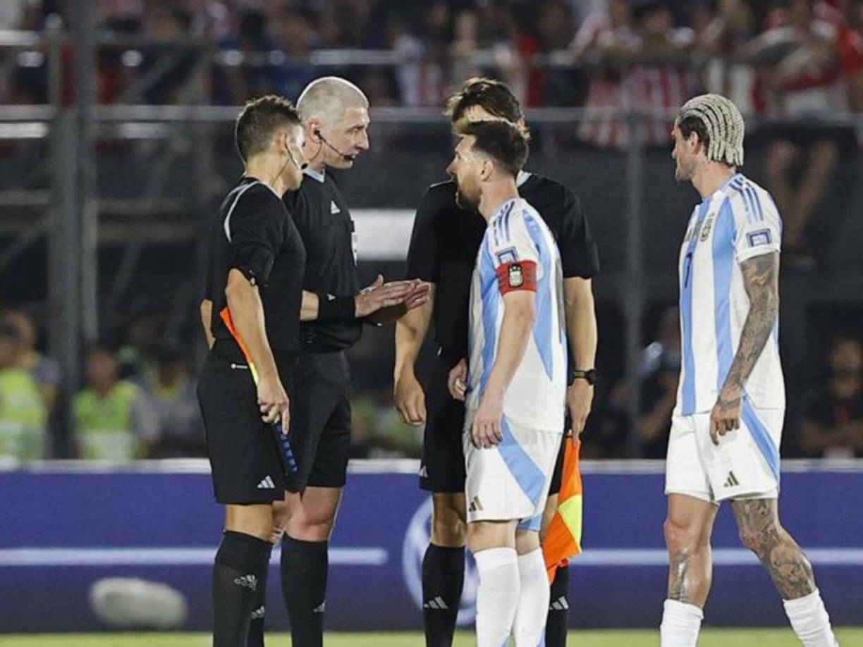 Una de las grandes controversias fue al final del primer tiempo cuando Leo Messi fue a reclamarle duramente al árbitro central.