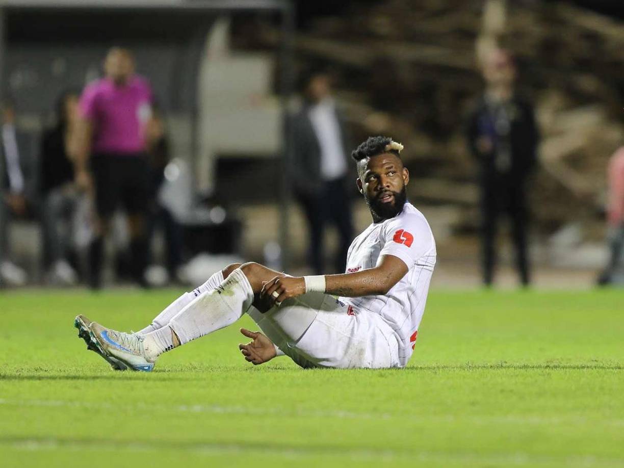 Jorge Benguché, en el suelo tras recibir una falta en el partido ante el Olancho FC.