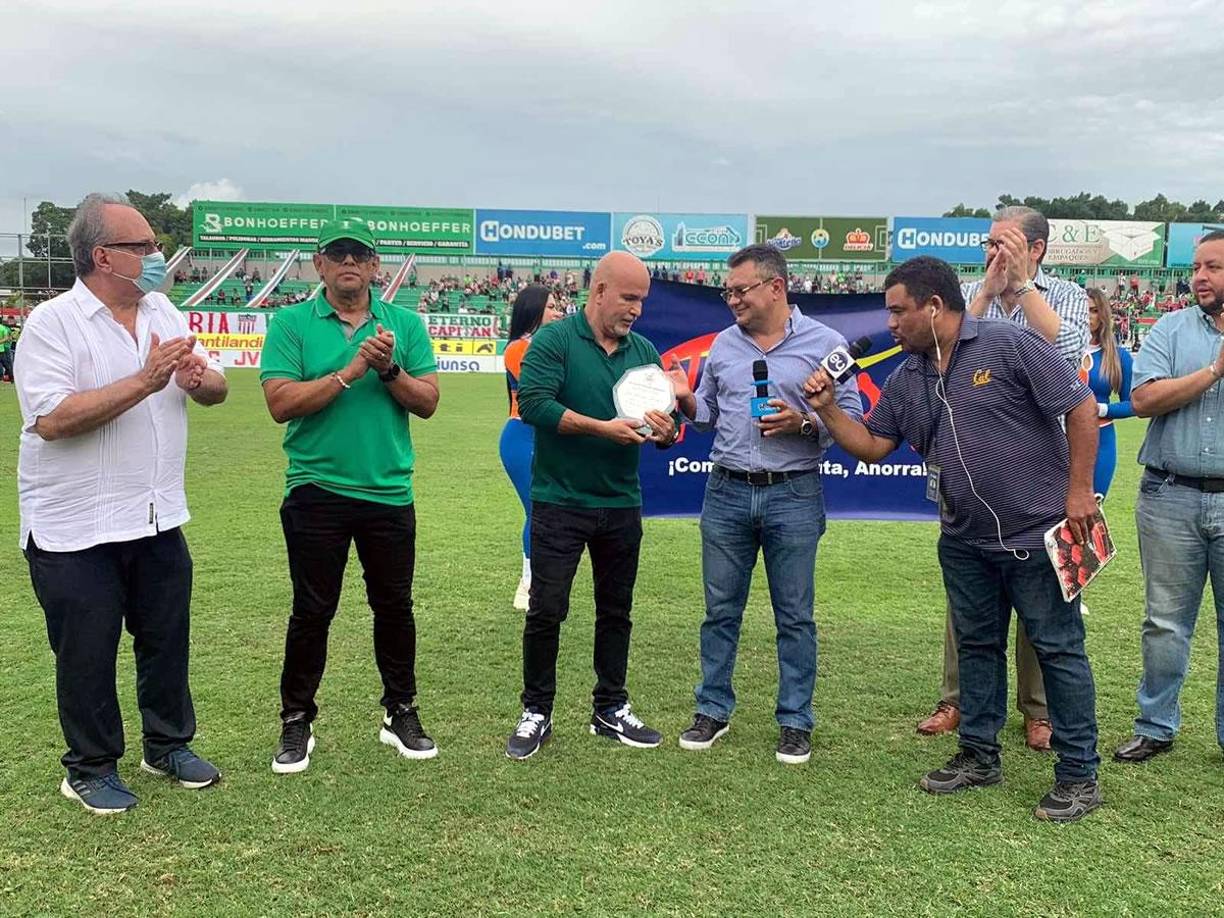 Autoridades de la Liga Nacional entregaron una placa de reconocimiento a Orinson Amaya por su gran labor como presidente del Marathón.