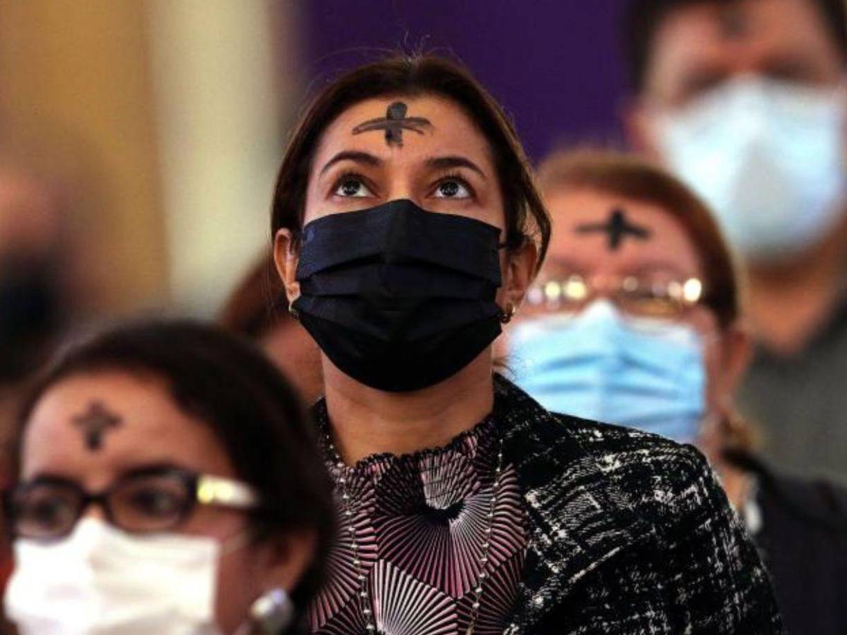 ¿Alguna vez se ha preguntado por qué es habitual ver una pequeña cruz de polvo en la frente de los cristianos una vez al año? 