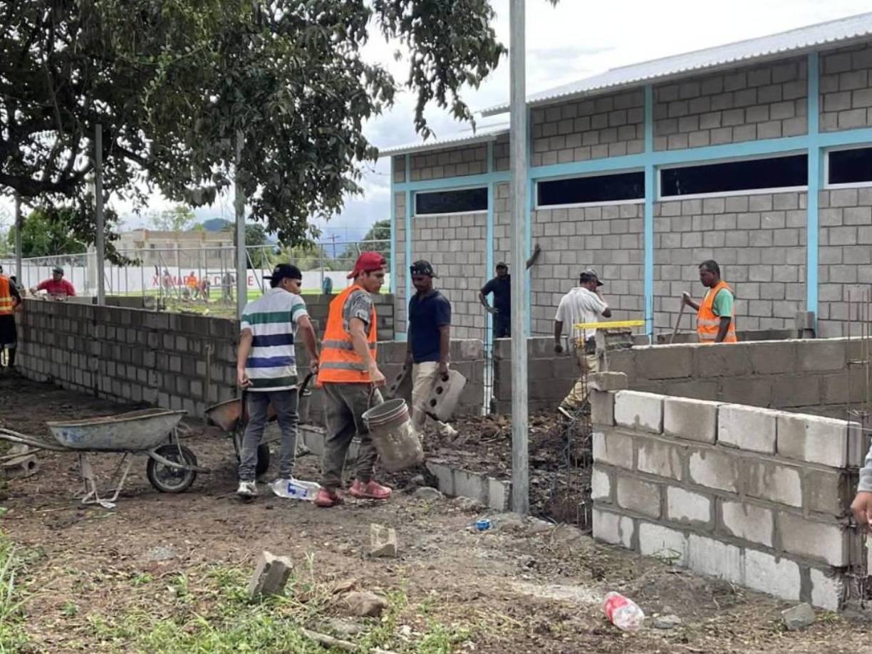 Selvin Baquedano y Joel Sandoval, directivos del Juticalpa FC, están realizando la inversión para que se desarrollen los partidos de primera división en San Francisco de la Paz, Olancho.