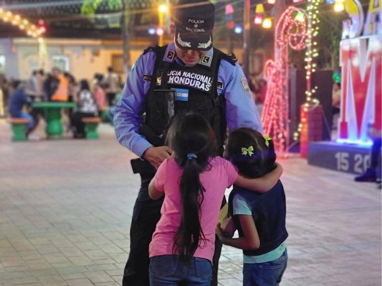 La Policía Nacional de Honduras presumió este miércoles que niñas quieren ser policías porque ellos cuidan a las mamás hondureñas.