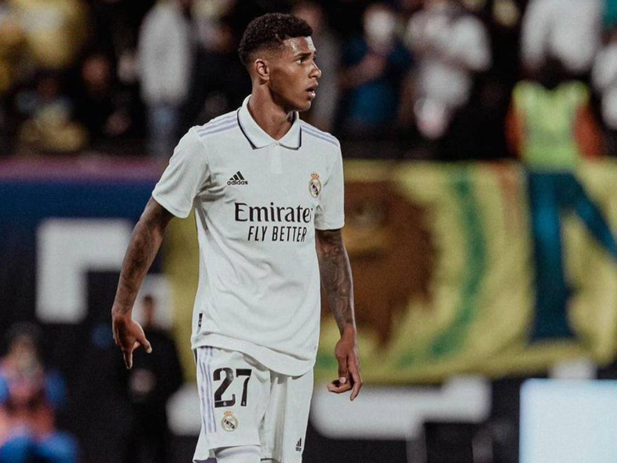 Tachando un “adiós” y escribiendo un “hasta pronto”. Así se ha despedido Vinicius Tobias del Real Madrid tras confirmarse que el club no pagará los 15 ‘kilos’ de su opción de compra ni negociará con el Shakhtar. Han sido dos temporadas y media, en las que ha vivido un vaivén en el filial y una casi nula presencia en el primer equipo; tan sólo un partido.
