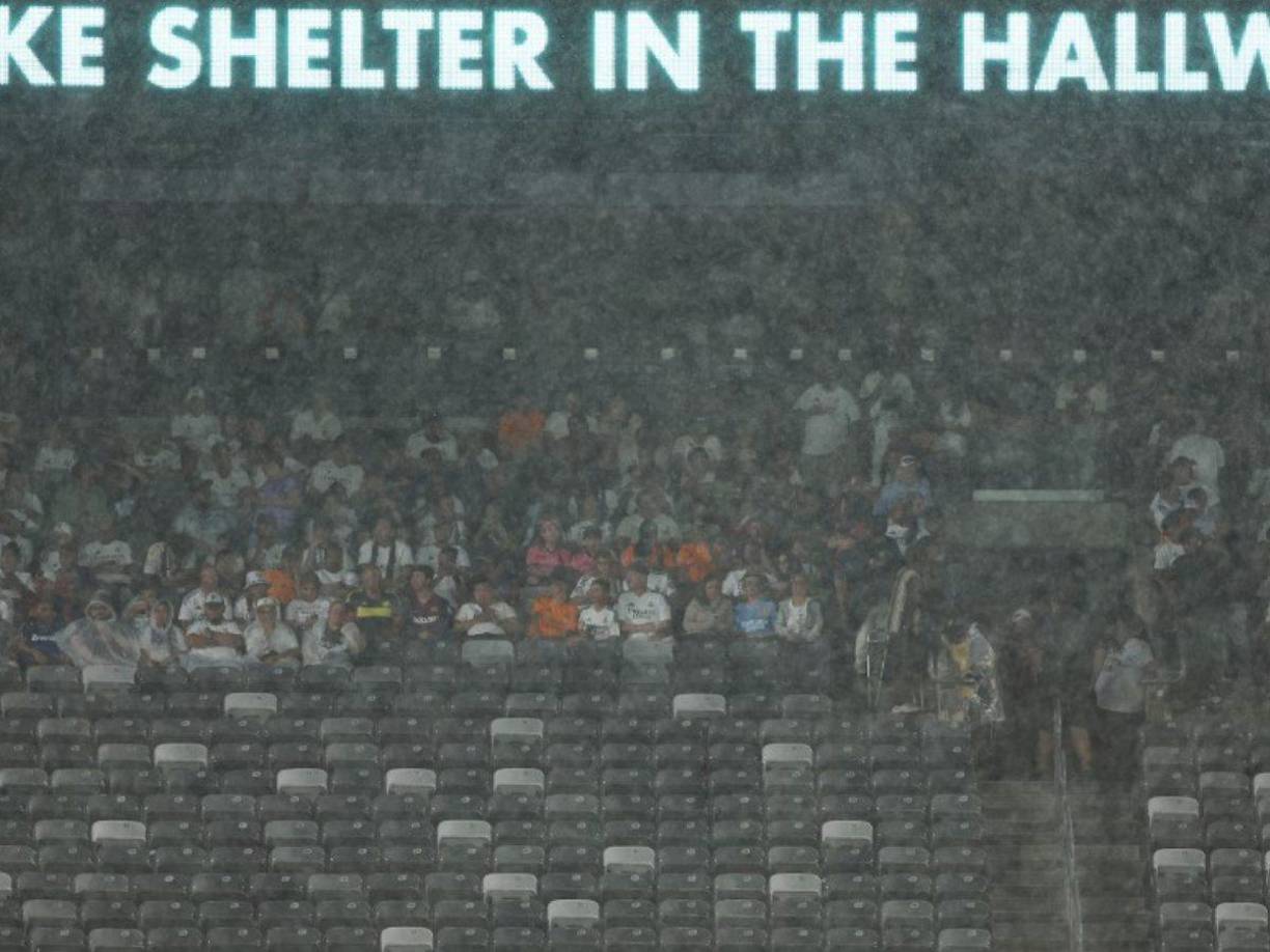 El clásico empezó como estaba previsto, pero tras solo 11.12 minutos diputados se detuvo el encuentro por una tormenta.