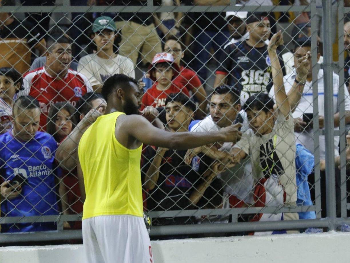 Jorge Benguché compartió con los aficionados del sector de silla y se tomó varias fotografías con los hinchas. 