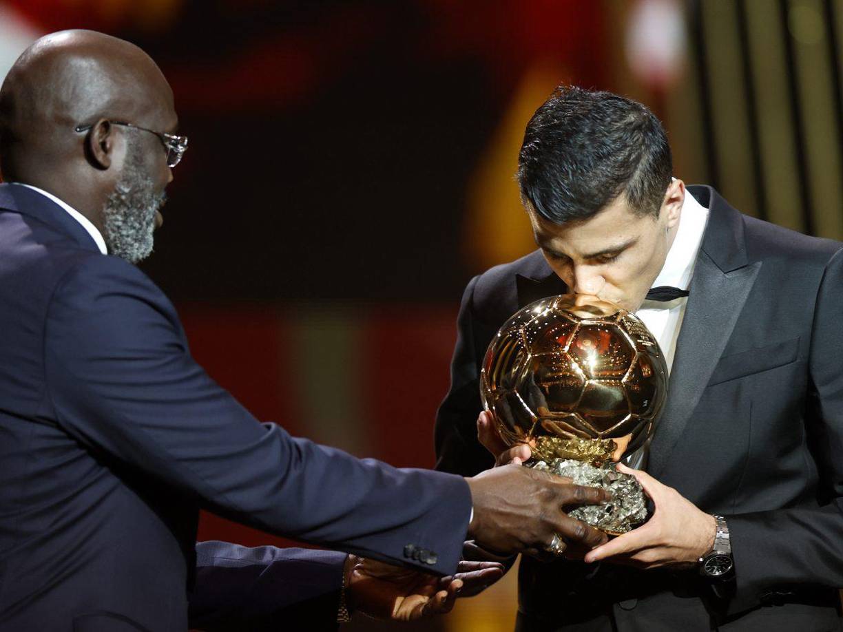 George Weah se encargó de entregarle el Balón de Oro al volante español Rodri Hernández y el jugador besó el galardón. 