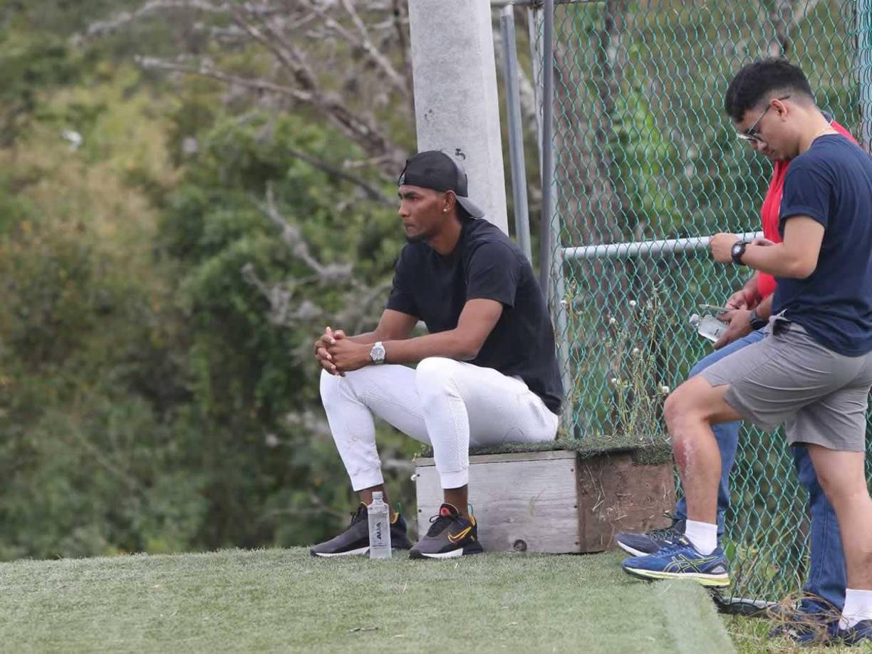 Jerry Bengtson, delantero del Olimpia, llegó a la cancha del Centro de Alto Rendimiento José Rafael Ferrari para ver el partido.