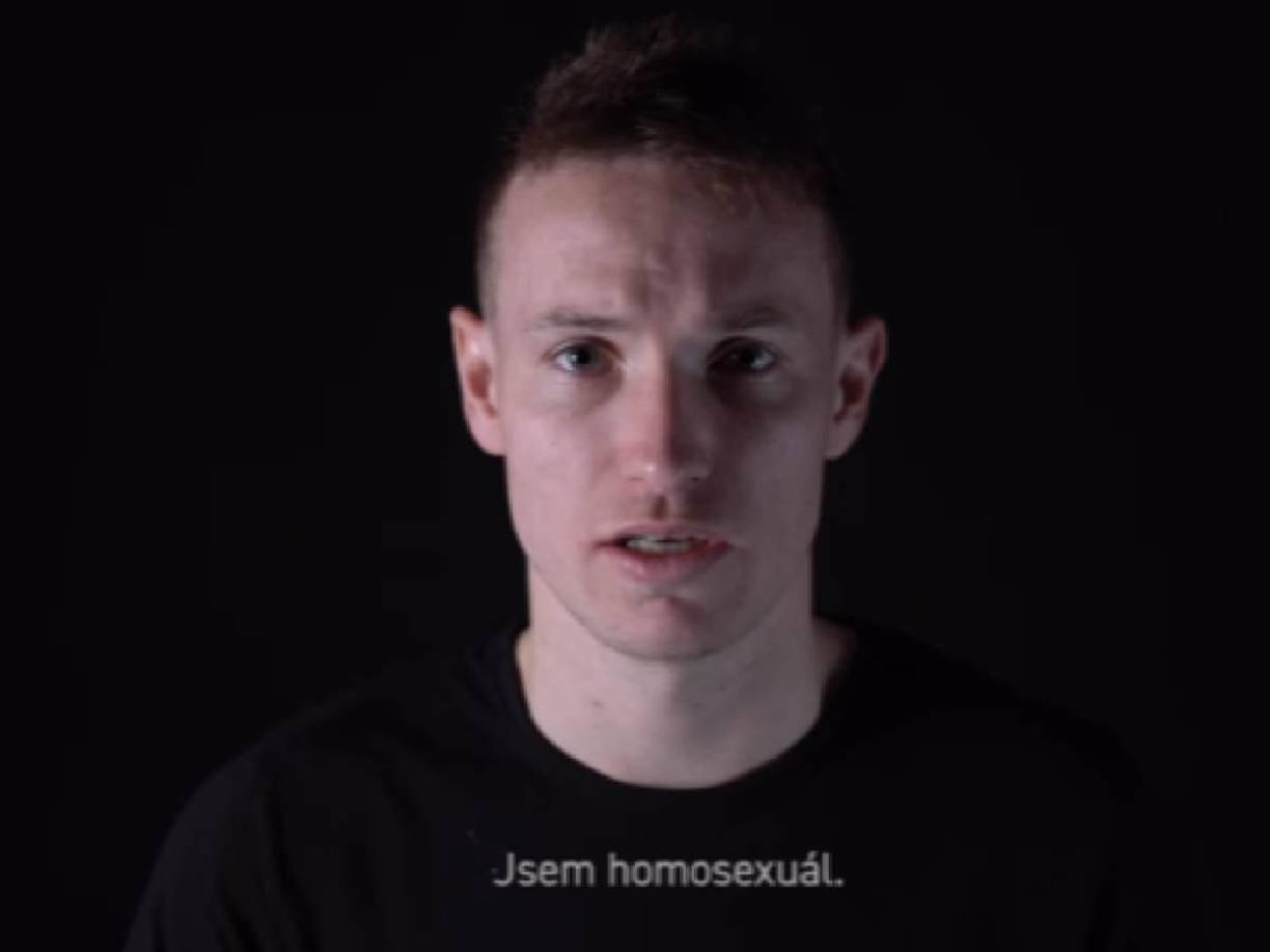 “Como todos, también quiero vivir mi vida en libertad, sin miedos, sin prejuicios, sin violencia. Y con amor. Soy homosexual y ya no quiero esconderme más”, afirmó el jugador.