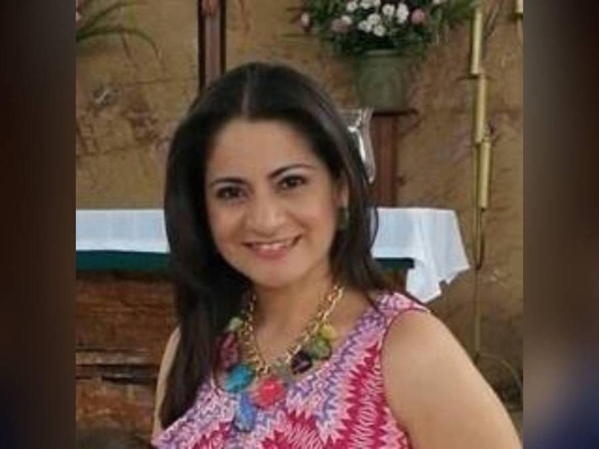 Mientras su carro caída, Delia se salió del automotor y terminó debajo de él. Falleció de manera inmediata.