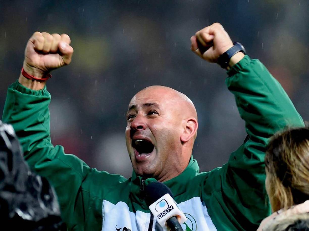 ”El Roble”, como suelen apodarlo, dirigió en las Ligas de Uruguay, Chile y Bolivia. En su país natal se coronó campeón en dos ocasiones.