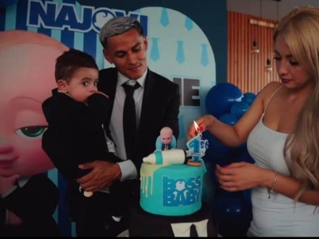 Así fue el momento en el que Andy Najar y Nixy encendían las velas del pastel del primer año de su pequeño.