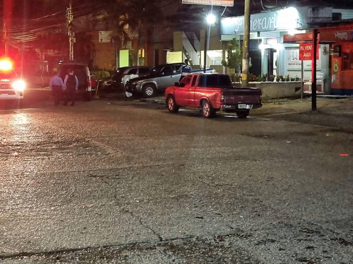 Personal de Medicina Forense llegó para hacer el levantamiento del cadáver.