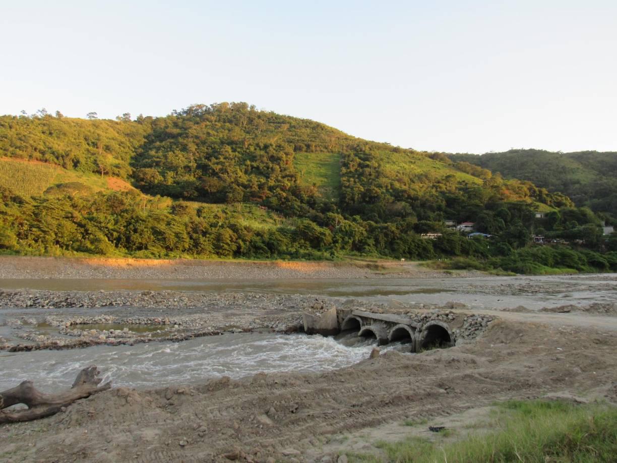 La fuerte corriente del <b>río Chamelecón</b>, que conecta los municipios de San Pedro Sula y Villanueva, la arrastró, dejando a su familia y amigos devastados.