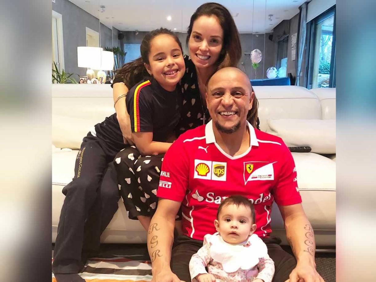 Mientras se resuelve el divorcio, Roberto Carlos se ha visto obligado a abandonar su vivienda principal en Madrid, que comparte con su ex esposa. En la otra vivienda de su propiedad se encuentran sus suegros.