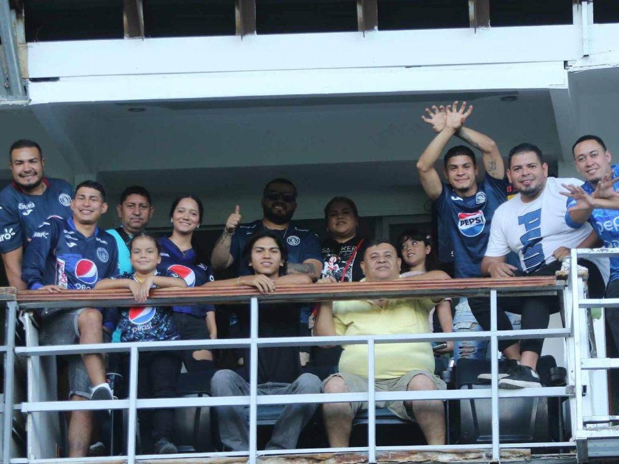 Aficionados del Motagua posando desde el sector de palco.