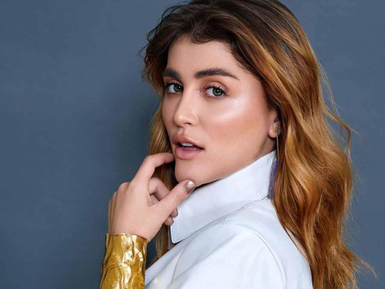 Según TV Notas, la relación entre la Sánchez y el futbolista comenzó mientras él aún estaba comprometido, lo que ha llevado a muchos a calificarla como la “tercera en discordia” en esta situación.