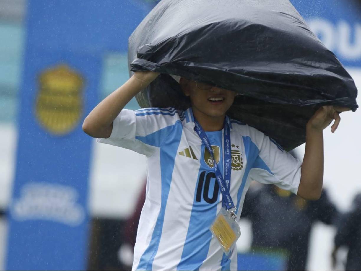 Algunos de los presentes estaban cubiertos con bolsas de plásticos para escapar de la lluvia en el recinto sampedrano.