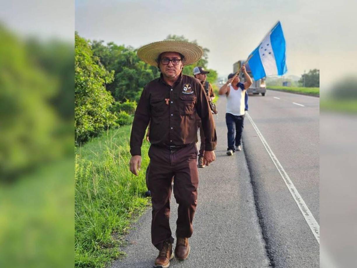 Leopoldo Serrano (de 59 años), sacerdote de la parroquia San Roque en Santa Bárbara, caminó a finales de junio más de 240 kilómetros desde San Pedro Sula a Tegucigalpa con el fin de que el Gobierno de Xiomara Castro le ayudara a las familias damnificadas en la aldea La Reina en Protección, Santa Bárbara. 