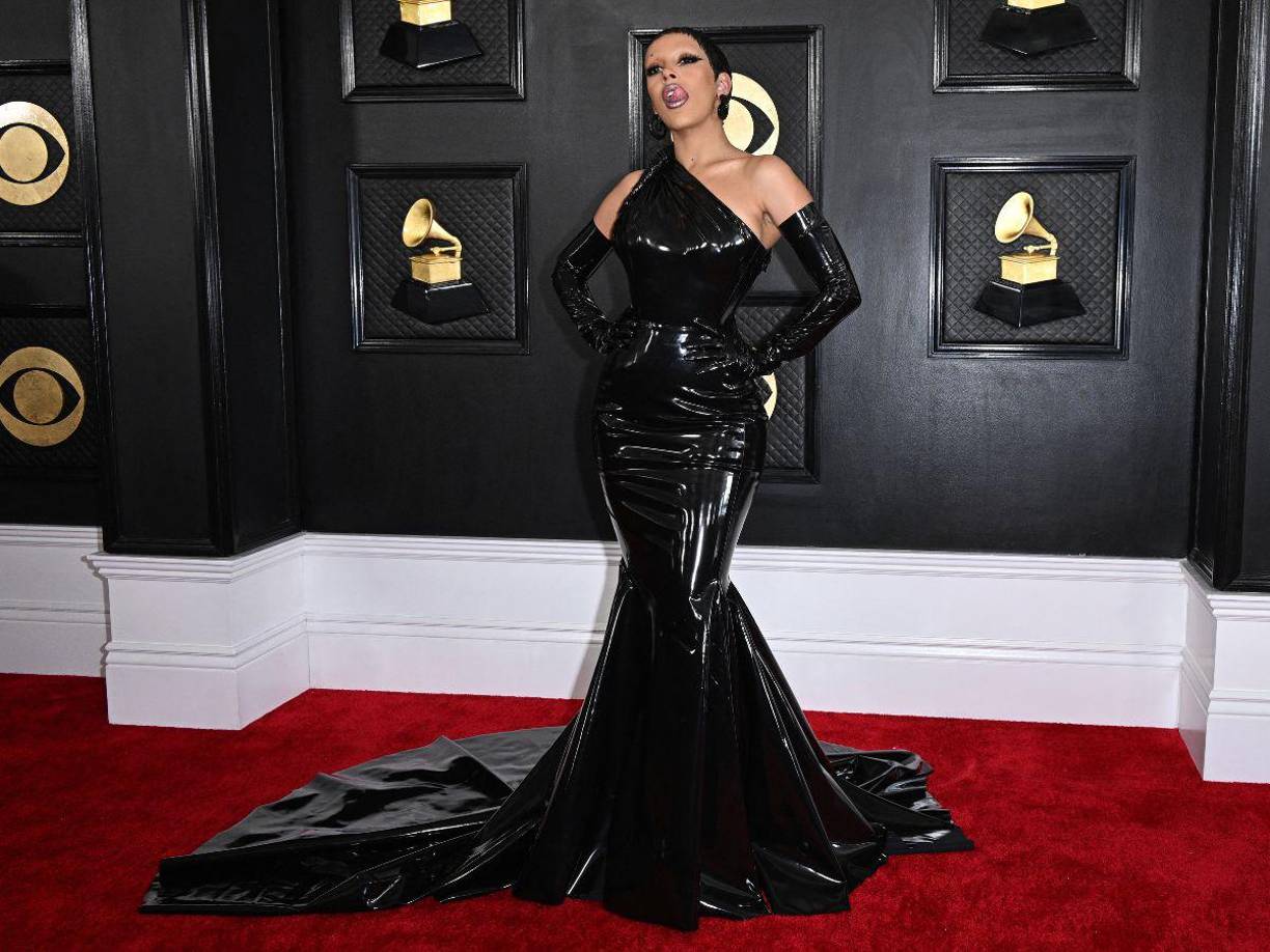 Doja Cat aturdió con un vestido de látex negro.