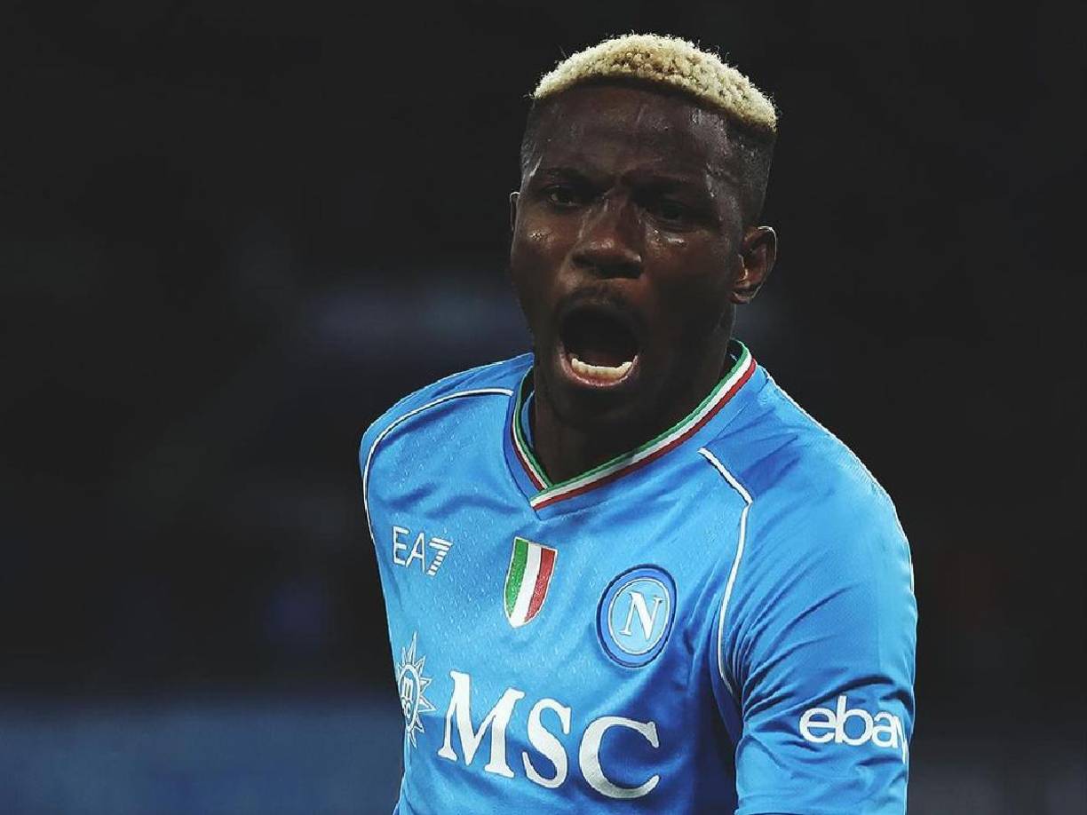 Osimhen se irá del Napoli en las próximas horas con rumbo a París para firmar por la entidad que preside Nasser Al-Khelaifi. Según el periódico italiano Tuttosport, el atacante africano ha llegado a un acuerdo personal con el PSG, pero los campeones de la Ligue 1 todavía están negociando con el Napoli.
