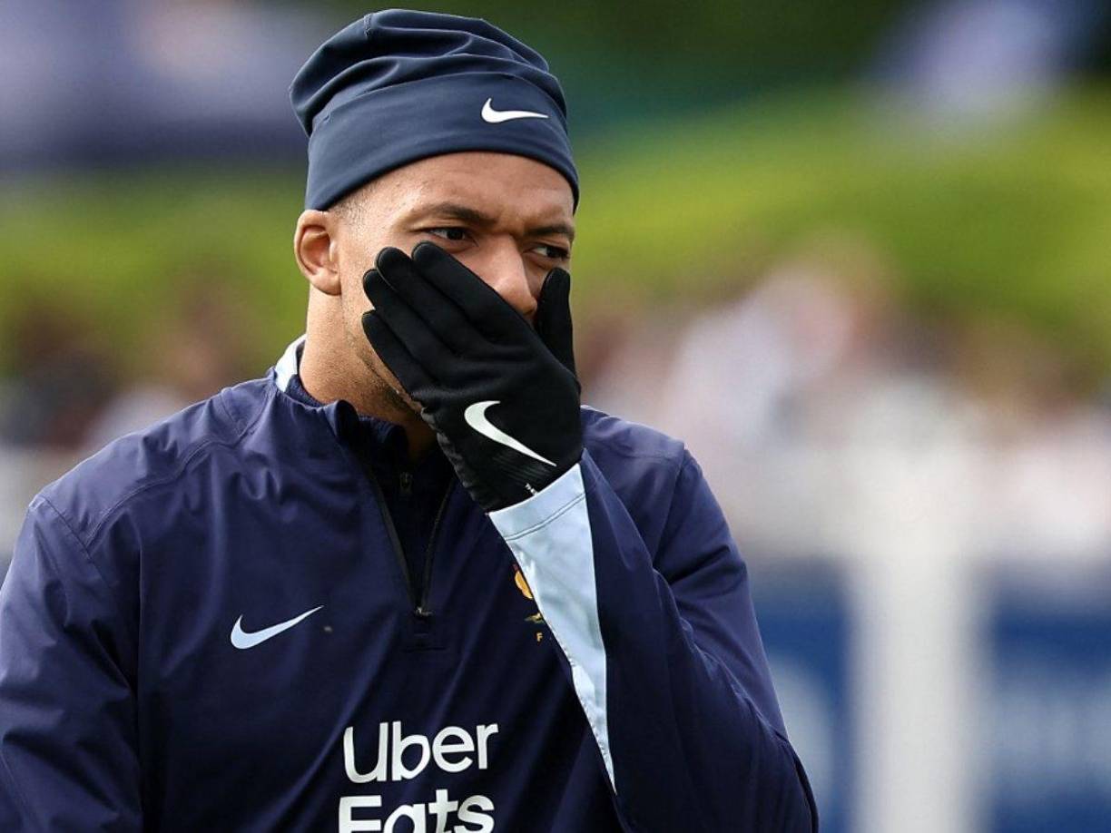 La intriga interminable ha llegado a su fin: después de más de siete años de rumores y de cortejo, la estrella del fútbol francés Kylian <b>Mbappé</b> se comprometió este lunes por cinco años con el Real Madrid, club con el que soñaba desde su infancia.