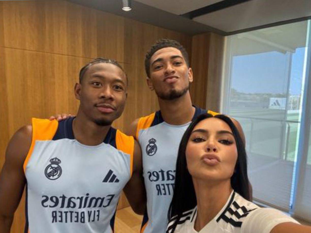 Kim Kardashian también acudió a las instalaciones deportivas del Real Madrid. La hermosa socialité se tomó una fotografía con David Alaba y Bellingham.