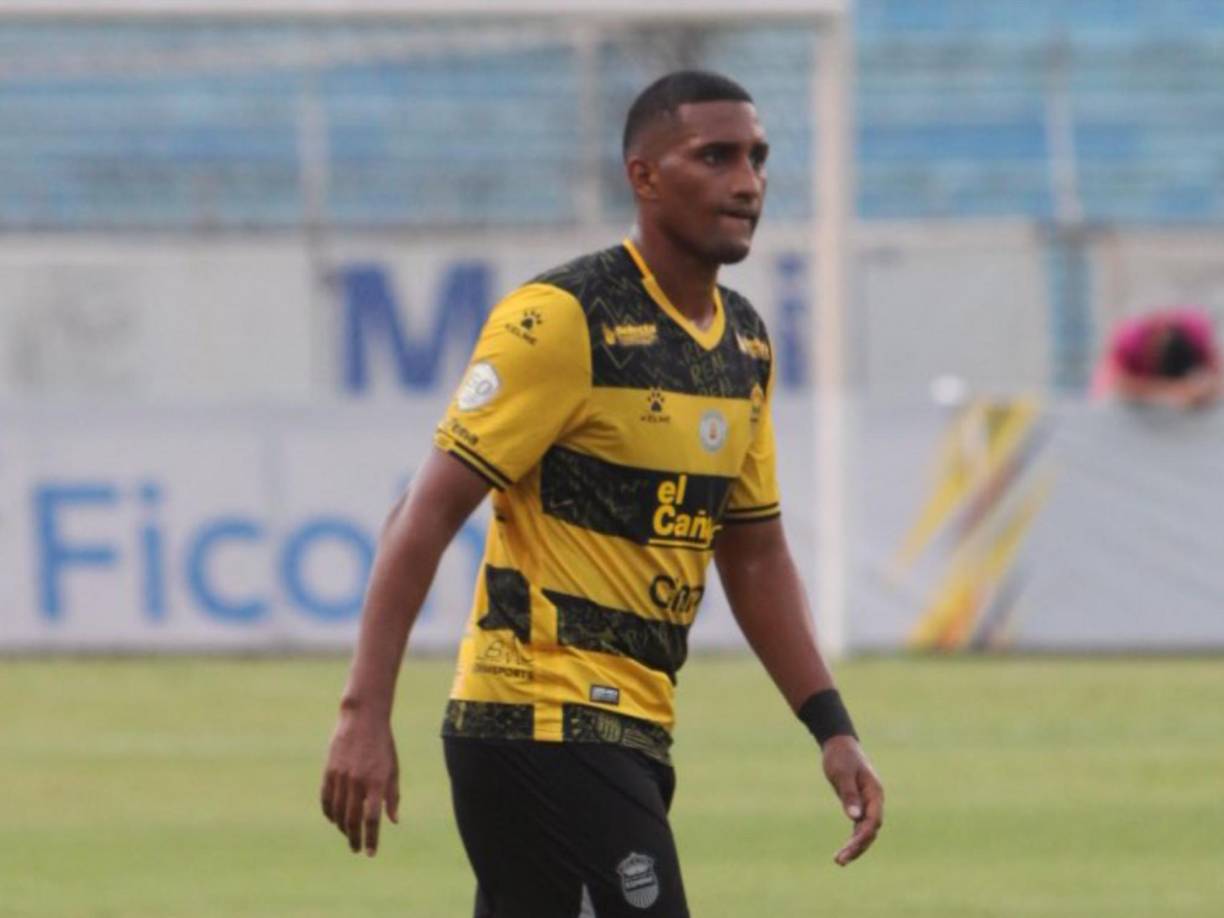 “Soy muy romántico, soy de regalar rosas, porque tengo una pareja muy buena. Mi chica me apoya bastante. Siempre me motiva en los momentos que siento que no puedo”, señaló Aparicio en charla con Diario LA PRENSA a la hora de hablar sobre Alexandra. 