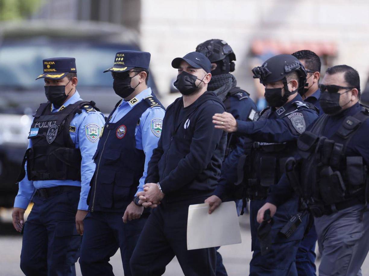 Y el tercero es por “conspiración para poseer con la intención de distribuir la cocaína mientras se encontraba a bordo de una embarcación sujeta a la jurisdicción de los Estados Unidos”, según la acusación.