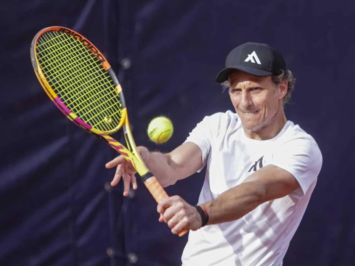 “Soy zurdo también y me encanta. Jugaba mucho a los 16 años y hoy juego todos los días. Ahora que estoy de vacaciones, no, porque mi mujer no me deja traer las raquetas. Si no, las traería. Obviamente que juego mucho, me encanta. También juego pádel, pero mucho más tenis”, cuenta Forlán.