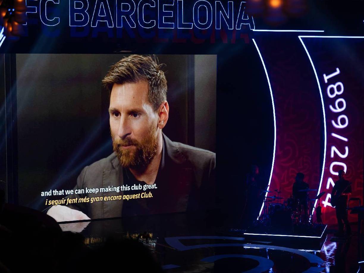 “Estoy orgulloso de ser parte del club”, expresó el rosarino en un vídeo en el que aparecieron otros jugadores ausentes en la gala como Andrés Iniesta, Romario, Sergio Busquets, Evaristo de Macedo, Luis Enrique Martínez, David Villa, Luis Suárez, Rivaldo, Jordi Alba, Carles Puyol, Neymar, Hugo Sotil, Andoni Zubizarreta y Ronaldinho.