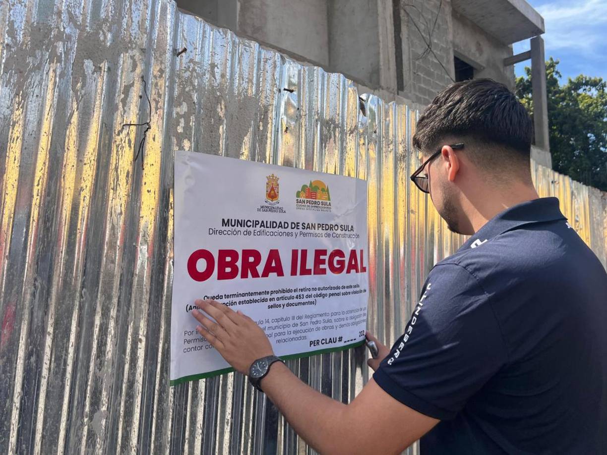 Y es que en horas de la mañana, tras denuncia de un párroco en entrevista con LA PRENSA que la construcción de edificio de cuatro pisos había dañado las paredes del templo y que ellos registraban pérdidas cercanas al millón de lempiras, la alacaldía llegó a clausurar la obra por no cumplir con los requisitos de dicha construcción, desobedecieron y continuaron con los trabajos.