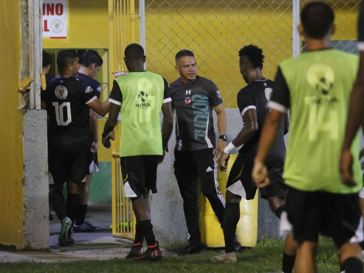 Gerson López se fue rumbo a los camerinos tras su expulsión cuando terminaba el primer tiempo del partido de la penúltima jornada de la Segunda División.