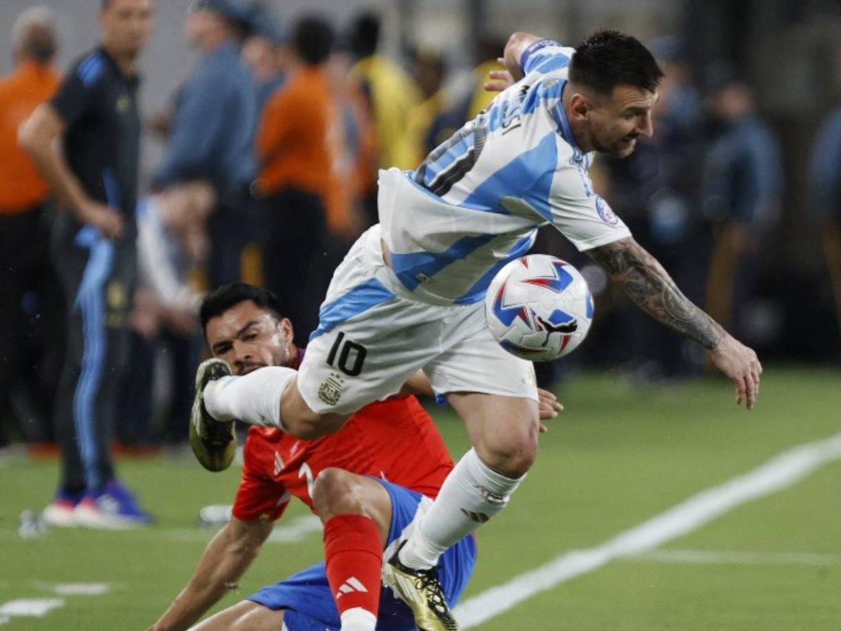 Messi recibió fuertes entradas por parte de los jugadores de Chile.