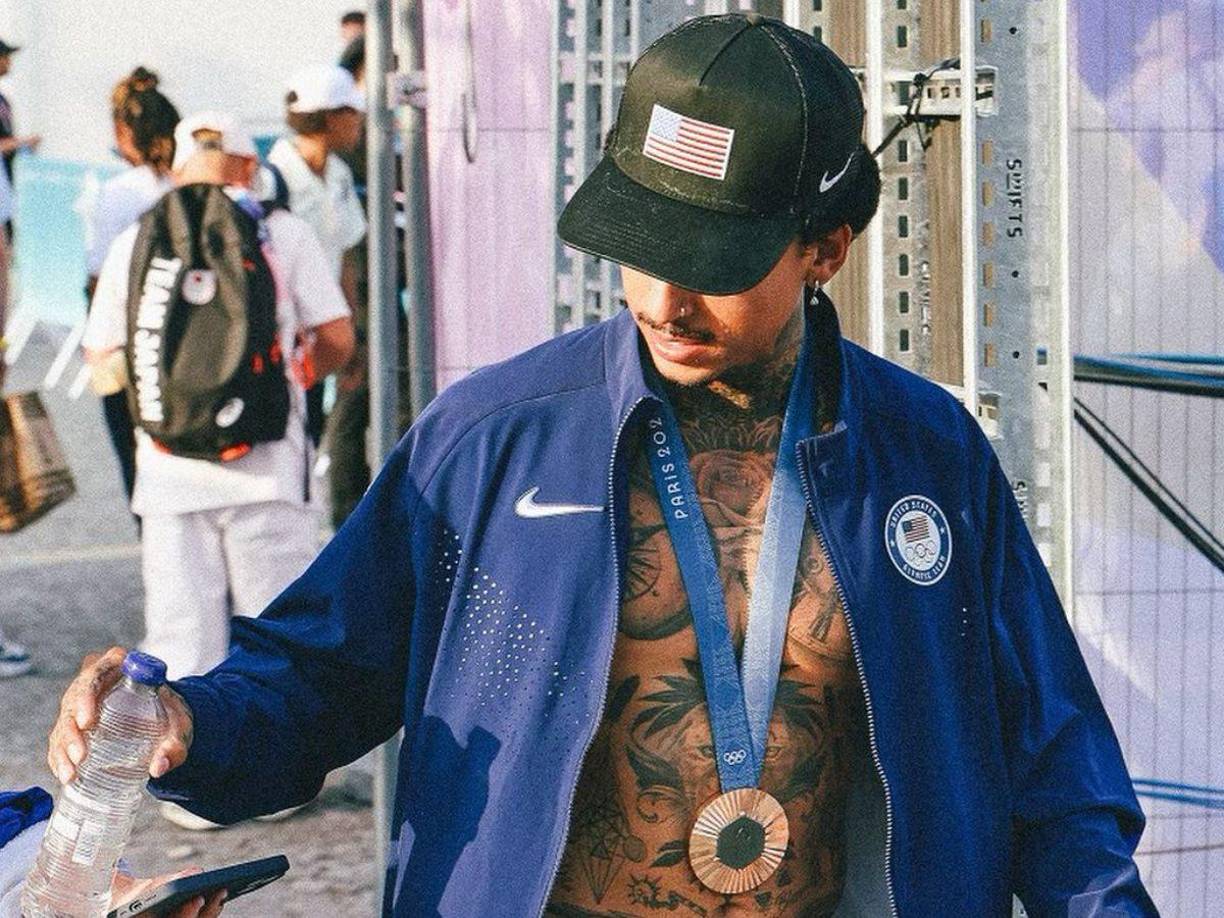 “Estas medallas olímpicas lucen geniales cuando son nuevas, pero después de dejarlo reposar un poco en mi piel con un poco de sudor y dejar que mis amigos lo usen durante el fin de semana...”, comenzó diciendo Huston.